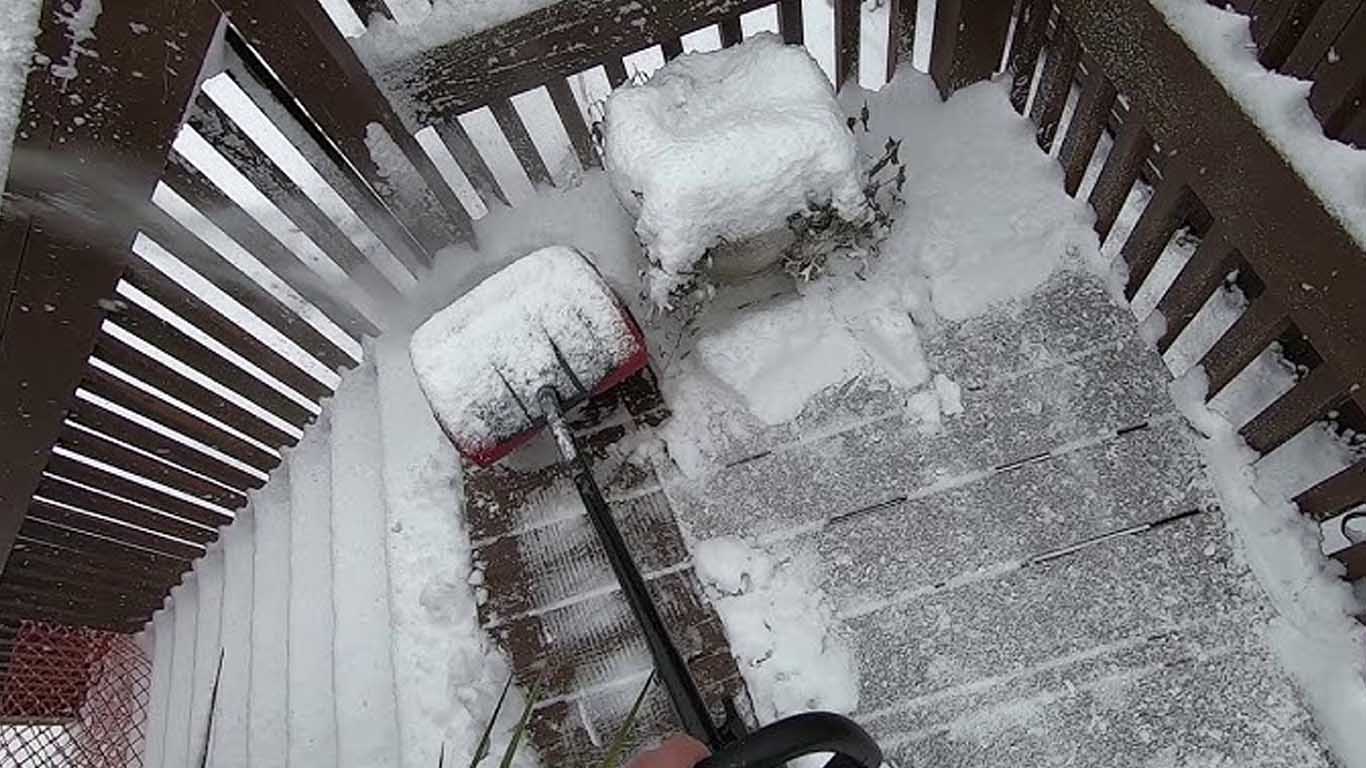 Como limpar a neve do seu deck ao ar livre?